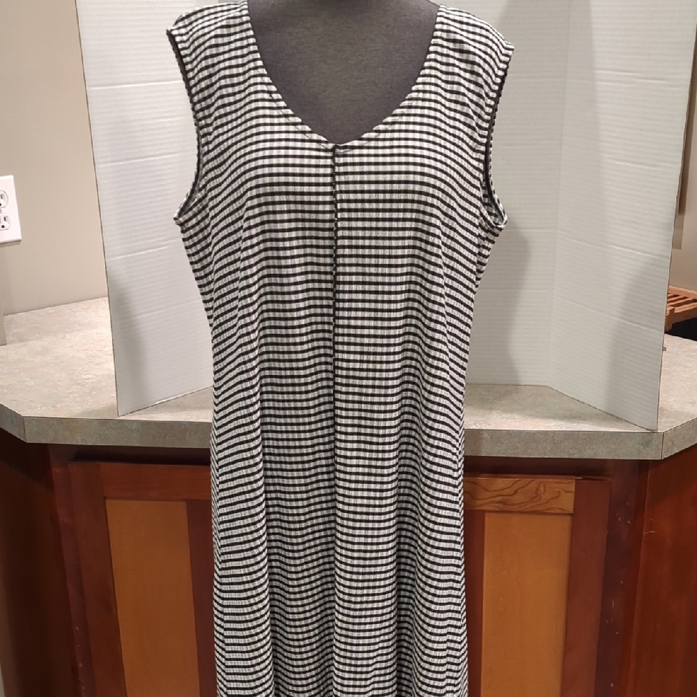PURE ESSENCE Black and White Checkered Sleeveless Dress. Size Medium